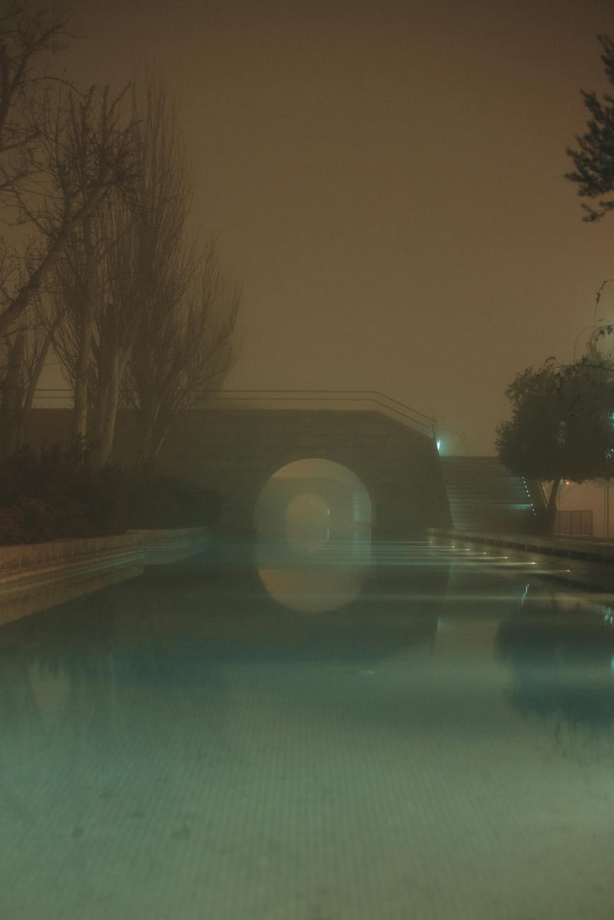 Gestalt in der Ferne des Nebels